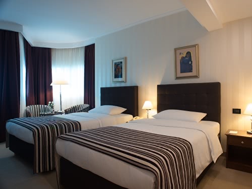Hotelzimmer mit zwei Betten